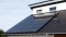 Bilden visar en solcellsanläggning med PV-moduler i svart; effekt upp till 430 Wp.